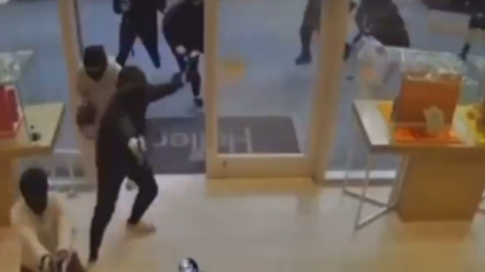 VÍDEO: grupo armado e mascarado rouba mais de R$ 5 milhões de joalheria video:-grupo-armado-e-mascarado-rouba-mais-de-r$-5-milhoes-de-joalheria