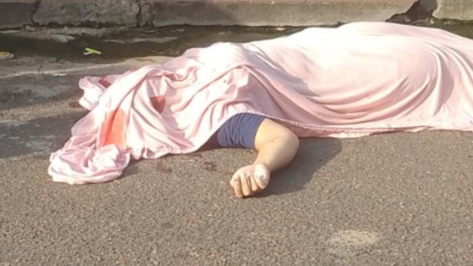 VÍDEO: mulher é executada a tiros no meio da rua video:-mulher-e-executada-a-tiros-no-meio-da-rua