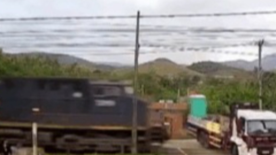 VÍDEO: caminhão é atingido e arrastado por trem ao cruzar linha férrea video:-caminhao-e-atingido-e-arrastado-por-trem-ao-cruzar-linha-ferrea