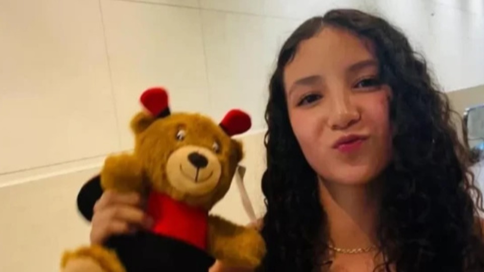 Menina de 14 anos morre após fazer cirurgia plástica escondida do pai menina-de-14-anos-morre-apos-fazer-cirurgia-plastica-escondida-do-pai