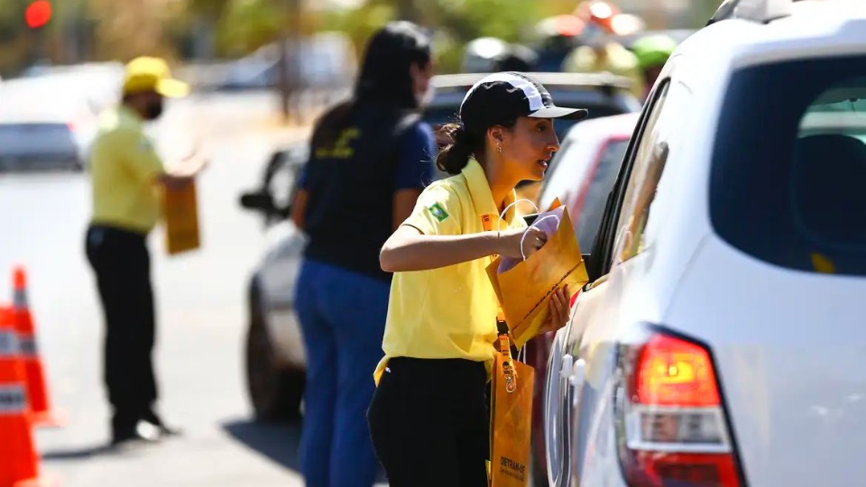 Transporte: melhor lugar de criança no carro é o meio do banco de trás transporte:-melhor-lugar-de-crianca-no-carro-e-o-meio-do-banco-de-tras