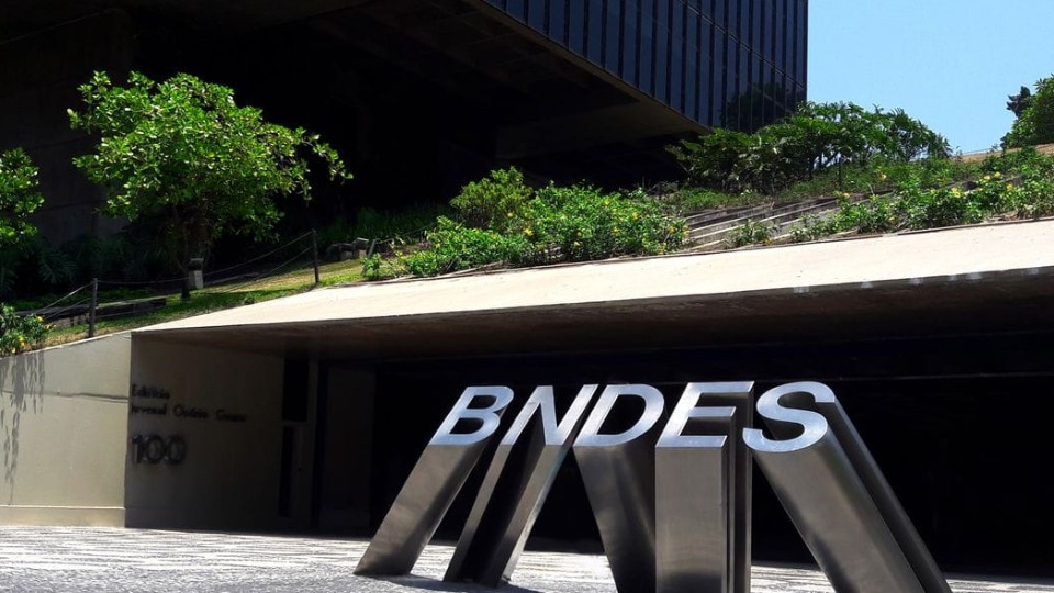 BNDES anuncia R$ 30 bilhões para proteger empresas afetadas por tarifas dos EUA bndes-anuncia-r$-30-bilhoes-para-proteger-empresas-afetadas-por-tarifas-dos-eua