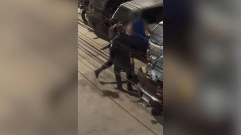 Vídeo mostra PM dando tapas no rosto de homem em abordagem video-mostra-pm-dando-tapas-no-rosto-de-homem-em-abordagem