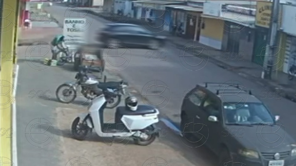 VÍDEO: Câmera registra momento que carro desgovernado invade ponto comercial video:-camera-registra-momento-que-carro-desgovernado-invade-ponto-comercial