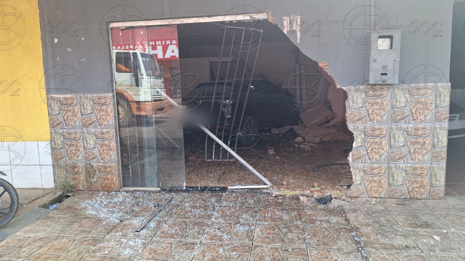 VÍDEO: Carro invade ponto comercial após motorista perder controle em Porto Velho video:-carro-invade-ponto-comercial-apos-motorista-perder-controle-em-porto-velho