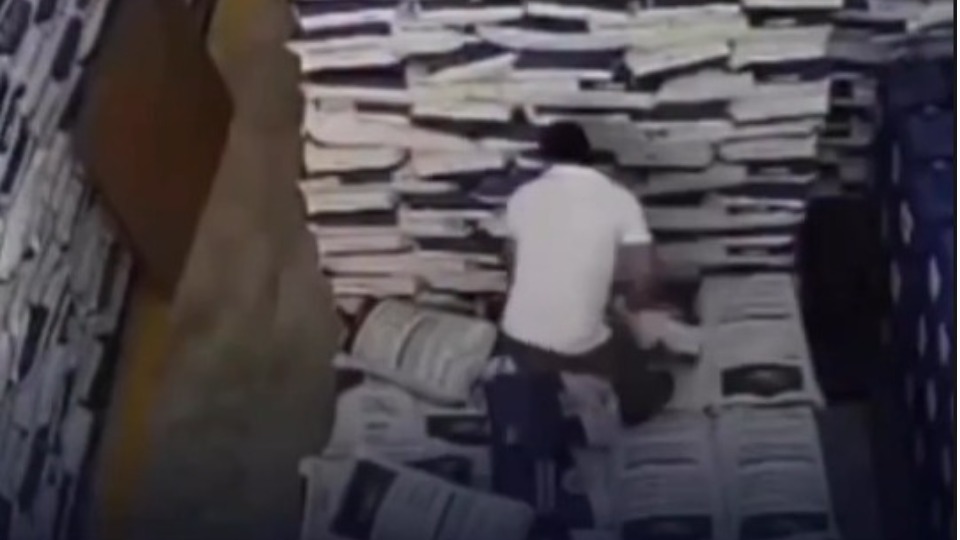 VÍDEO: Trabalhador é esmagado enquanto empilhava produtos em depósito video:-trabalhador-e-esmagado-enquanto-empilhava-produtos-em-deposito