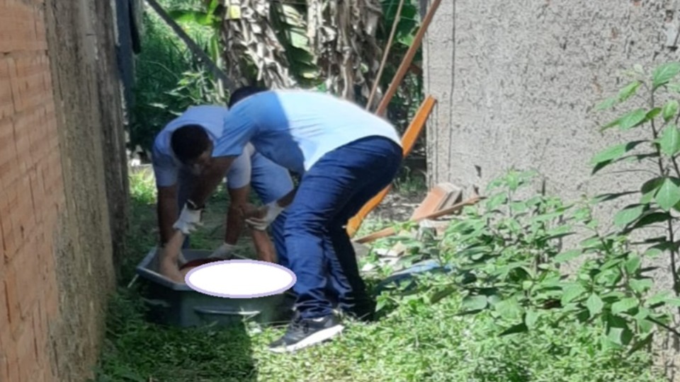 Mulher é encontrada morta com faca cravada no pescoço em Rondônia mulher-e-encontrada-morta-com-faca-cravada-no-pescoco-em-rondonia