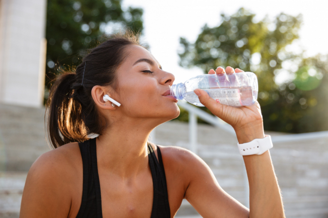Hidratação: quanto de água realmente precisamos beber por dia? hidratacao:-quanto-de-agua-realmente-precisamos-beber-por-dia?