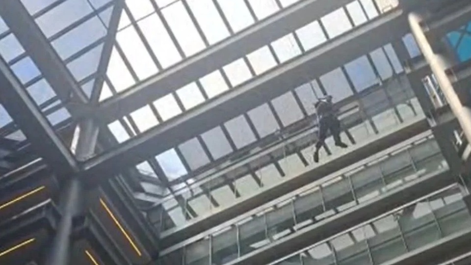 VÍDEO: Trabalhador fica pendurado e morre após cair de estrutura de prédio video:-trabalhador-fica-pendurado-e-morre-apos-cair-de-estrutura-de-predio