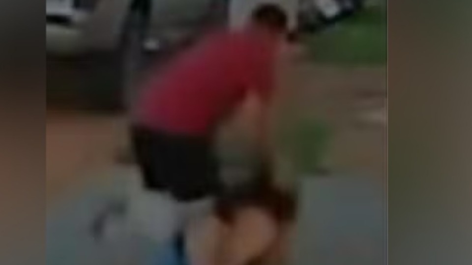 VÍDEO: empresário encurrala e agride ex-companheira com chutes no meio da rua video:-empresario-encurrala-e-agride-ex-companheira-com-chutes-no-meio-da-rua