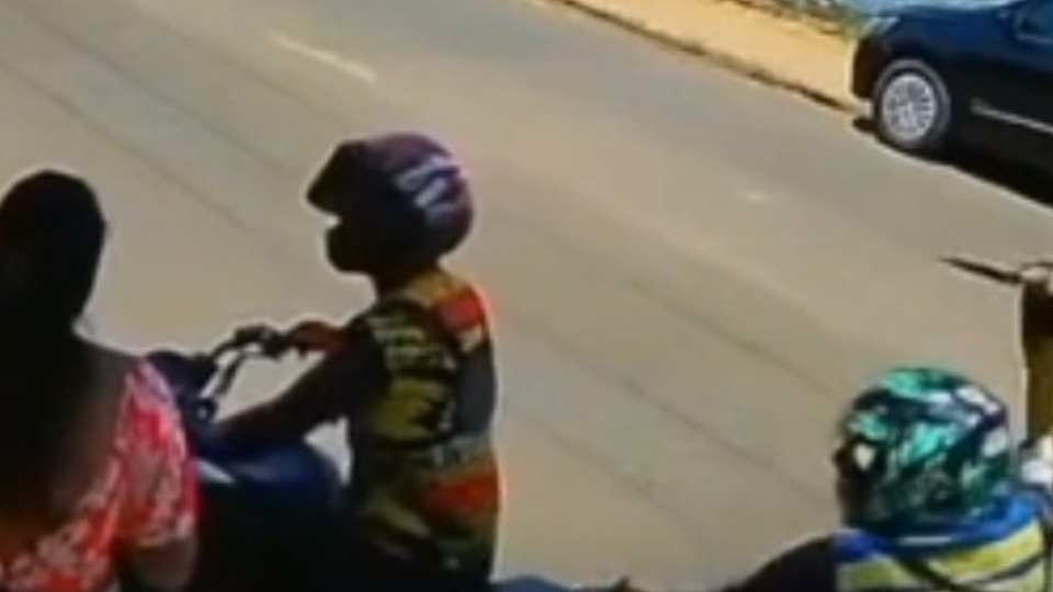 VÍDEO: mototaxista é atacado pelas costas por colega de profissão video:-mototaxista-e-atacado-pelas-costas-por-colega-de-profissao