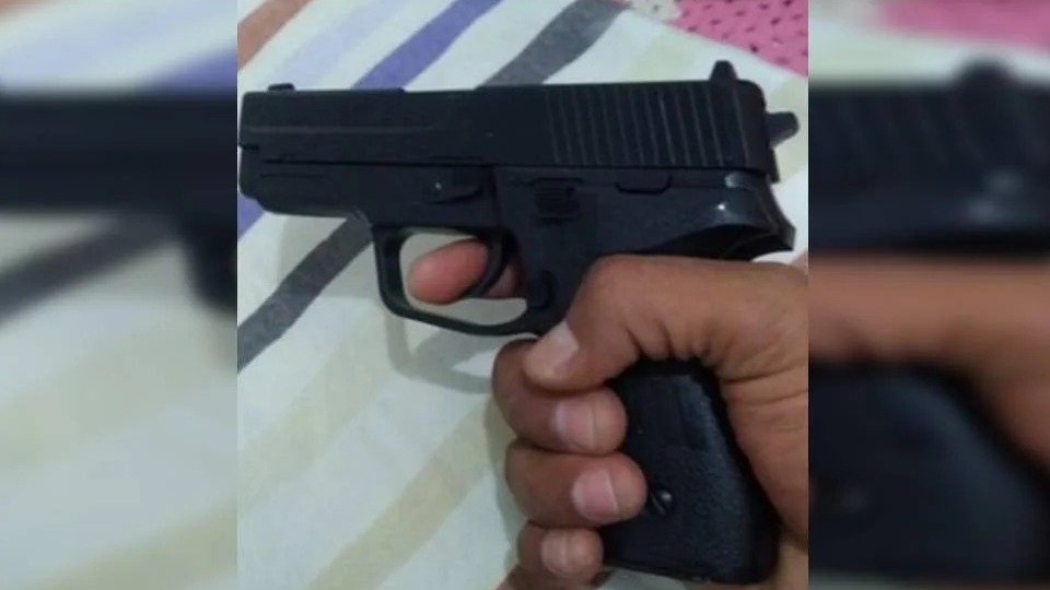 Após levar fora, homem persegue e ameaça mulheres com arma apos-levar-fora,-homem-persegue-e-ameaca-mulheres-com-arma