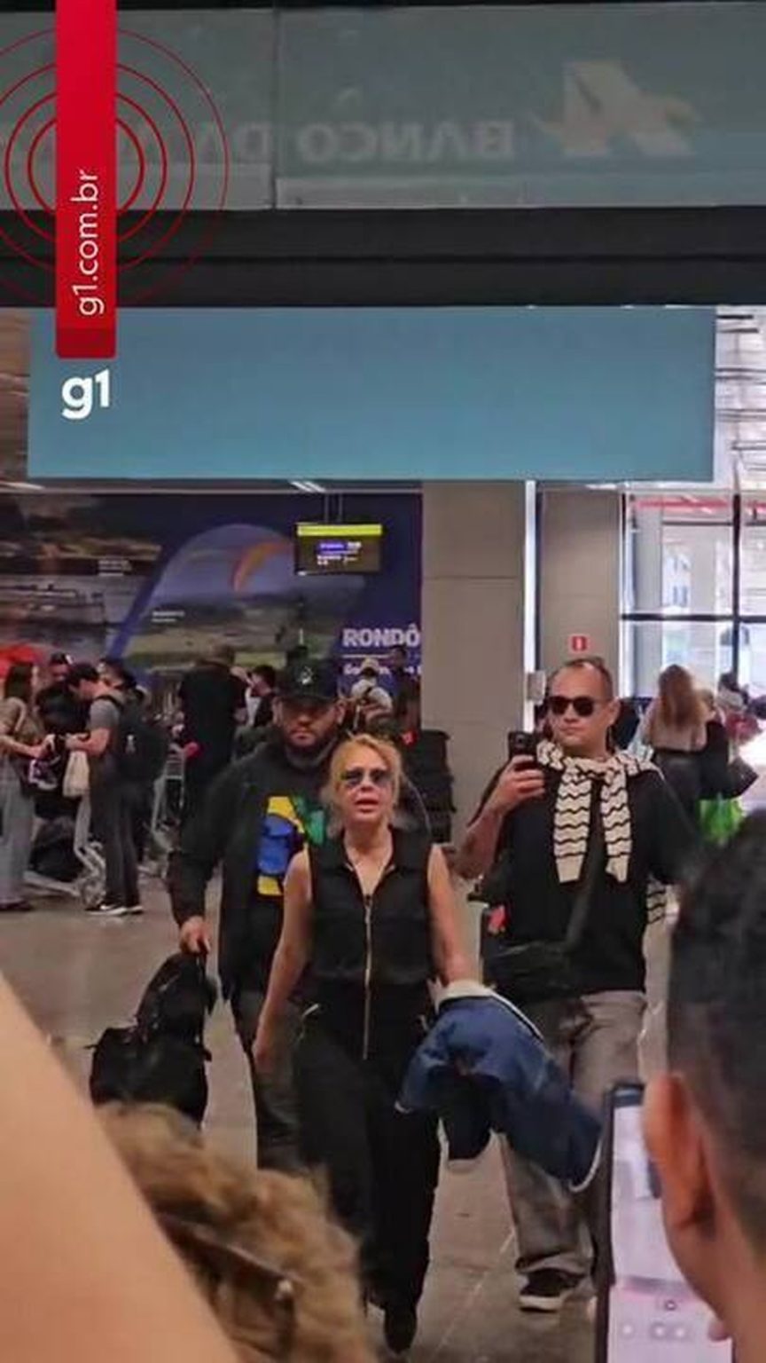 VÍDEO: Joelma é recebida por fãs no aeroporto de Porto Velho video:-joelma-e-recebida-por-fas-no-aeroporto-de-porto-velho