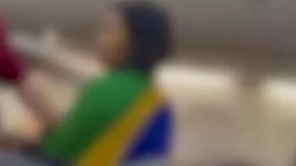 VÍDEO: Barraco de mulher com bandeira do Brasil fez passageiros perderem voos video:-barraco-de-mulher-com-bandeira-do-brasil-fez-passageiros-perderem-voos