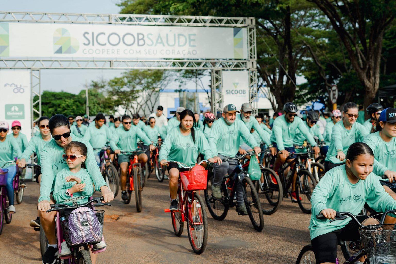 dia-mundial-do-coracao:-sicoob-saude-reune-participantes-em-passeio-ciclistico