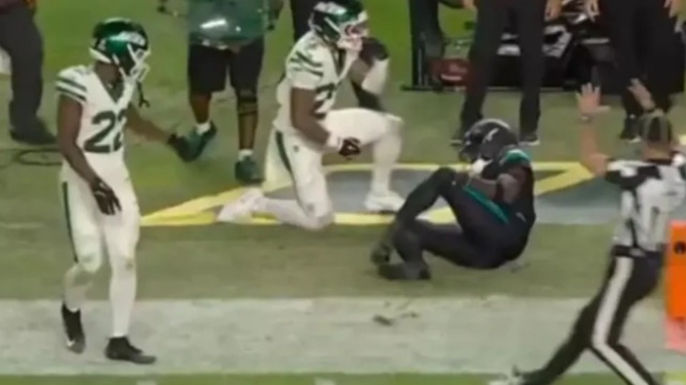 VÍDEO: jogador da NFL sofre queda e fica com a perna dobrada após lesão video:-jogador-da-nfl-sofre-queda-e-fica-com-a-perna-dobrada-apos-lesao