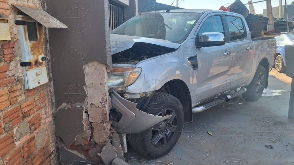 Mulher derruba muro após se abaixar para pegar suco mulher-derruba-muro-apos-se-abaixar-para-pegar-suco