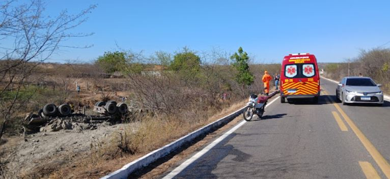 Motorista morre após caminhão carregado de cimento tombar na BR-405, em Itaú motorista-morre-apos-caminhao-carregado-de-cimento-tombar-na-br-405,-em-itau