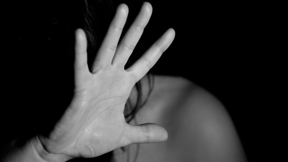 Após ser repreendido, menino de 9 anos é suspeito de matar a mãe com faca apos-ser-repreendido,-menino-de-9-anos-e-suspeito-de-matar-a-mae-com-faca