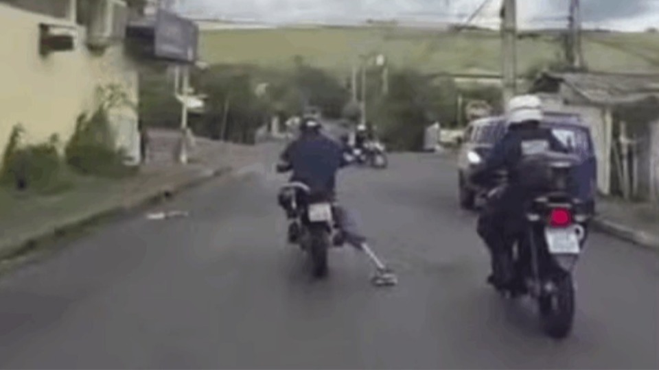 VÍDEO: prótese de suspeito se solta durante fuga de moto e ele acaba preso video:-protese-de-suspeito-se-solta-durante-fuga-de-moto-e-ele-acaba-preso