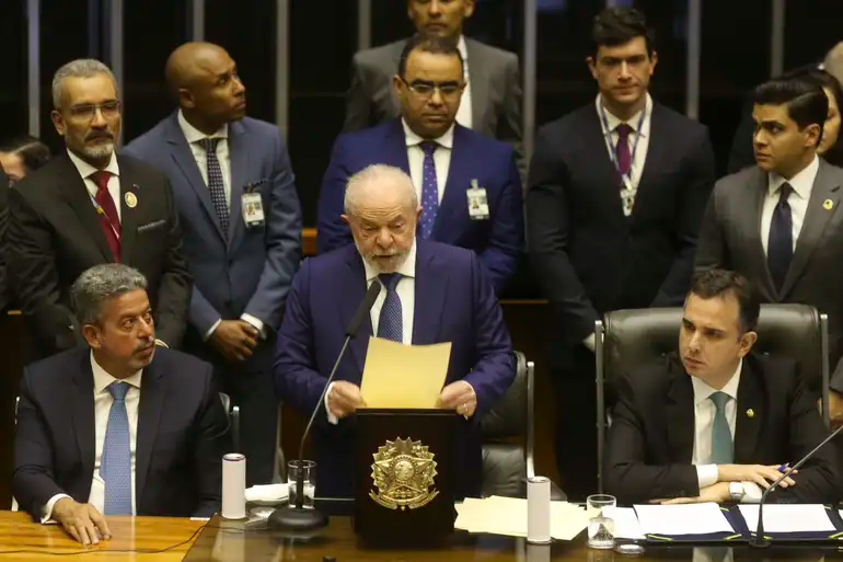 Lula libera R$ 6,5 bilhões em emendas para deputados às vésperas de votação do IR lula-libera-r$-6,5-bilhoes-em-emendas-para-deputados-as-vesperas-de-votacao-do-ir