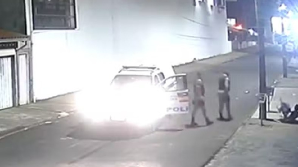 VÍDEO: Ladrão se joga de janela a 5 metros de altura e quebra o pé ao tentar fugir video:-ladrao-se-joga-de-janela-a-5-metros-de-altura-e-quebra-o-pe-ao-tentar-fugir
