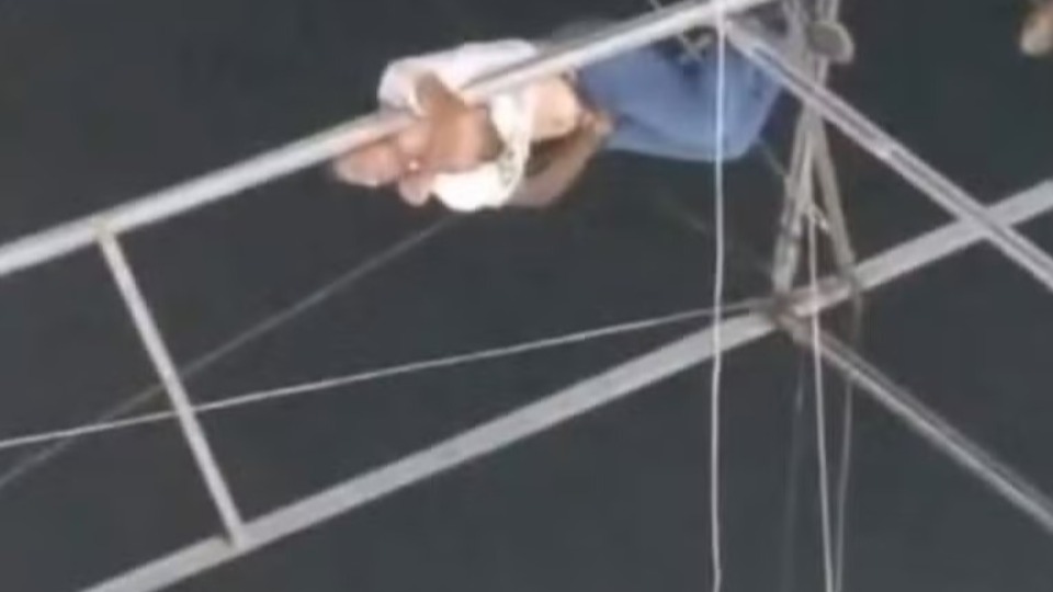VÍDEO: homem fica pendurado em estrutura de roda-gigante após cair de assento video:-homem-fica-pendurado-em-estrutura-de-roda-gigante-apos-cair-de-assento