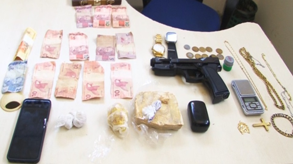 Após confirmar denúncia, PM prende suspeito de tráfico de drogas apos-confirmar-denuncia,-pm-prende-suspeito-de-trafico-de-drogas