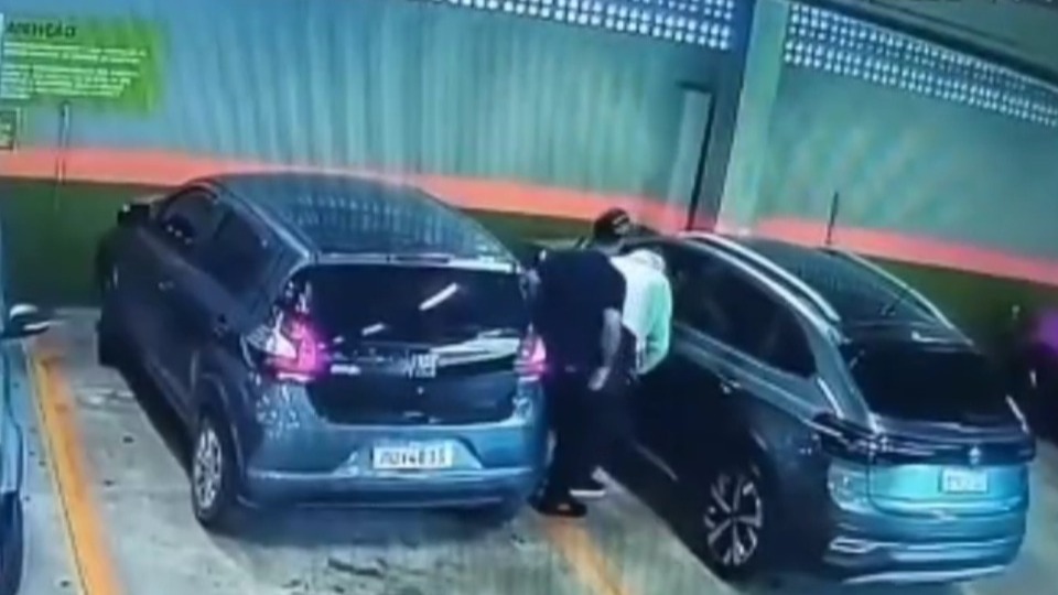 Vídeo: Mulher é sequestrada no estacionamento de mercado video:-mulher-e-sequestrada-no-estacionamento-de-mercado
