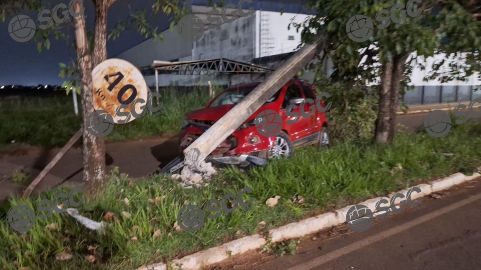 VÍDEO: Casal perde o controle do veículo e derruba poste próximo à BR-364 video:-casal-perde-o-controle-do-veiculo-e-derruba-poste-proximo-a-br-364
