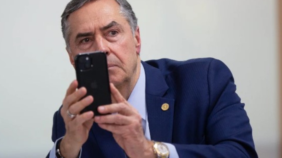Barroso dá recado a assessores que o indagam sobre permanência no STF barroso-da-recado-a-assessores-que-o-indagam-sobre-permanencia-no-stf