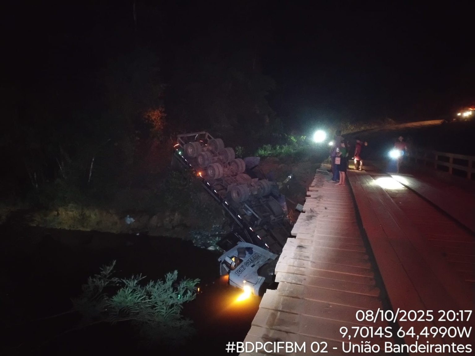 Motorista cai de ponte com caminhão e é encontrado morto em Porto Velho motorista-cai-de-ponte-com-caminhao-e-e-encontrado-morto-em-porto-velho