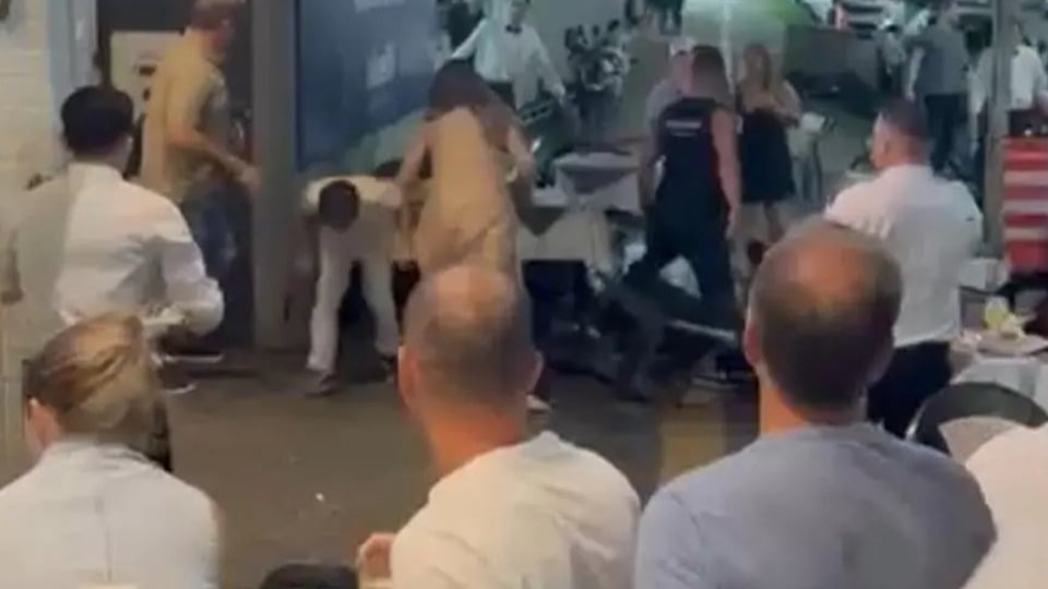 VÍDEO: Mulher joga cadeira em criança e é agredida pelo pai, durante briga em bar video:-mulher-joga-cadeira-em-crianca-e-e-agredida-pelo-pai,-durante-briga-em-bar
