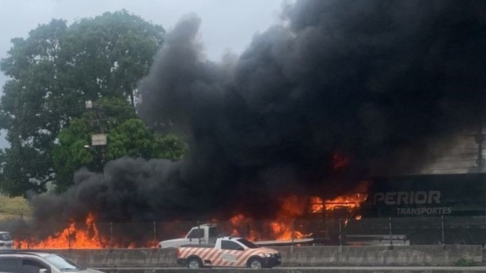 VÍDEO: Carreta pega fogo na BR e interdita rodovia video:-carreta-pega-fogo-na-br-e-interdita-rodovia