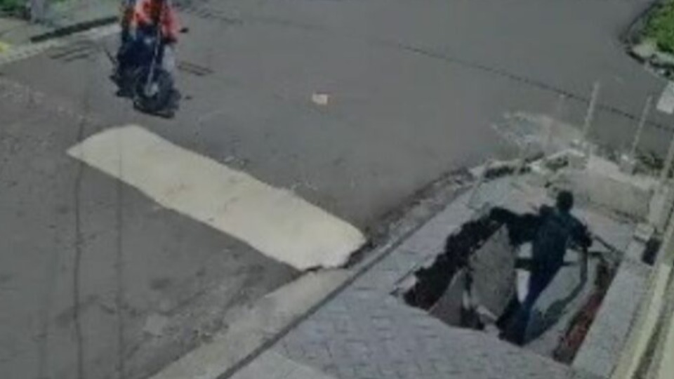 Veja o momento que cratera se abre e estudante despenca em buraco veja-o-momento-que-cratera-se-abre-e-estudante-despenca-em-buraco
