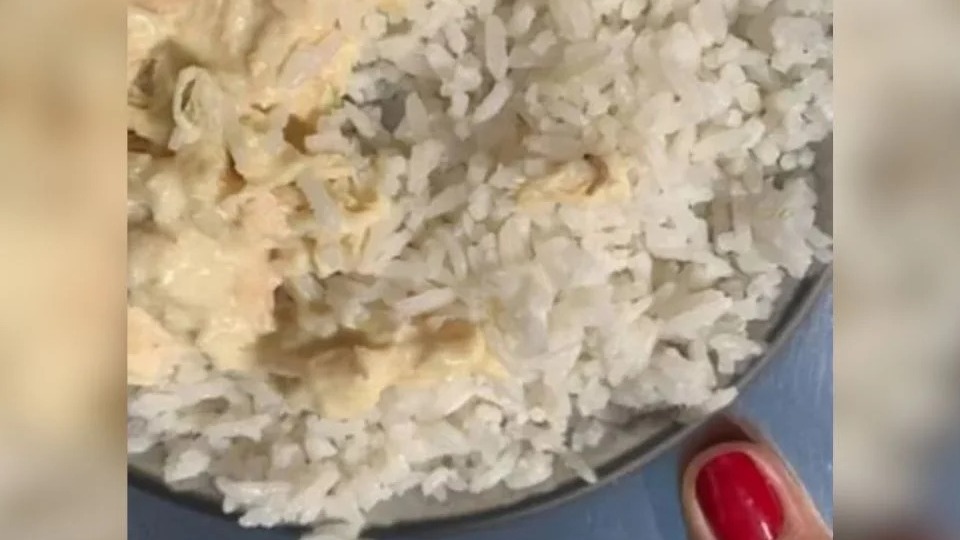 VÍDEO: Estudantes encontram larvas na merenda de colégio video:-estudantes-encontram-larvas-na-merenda-de-colegio