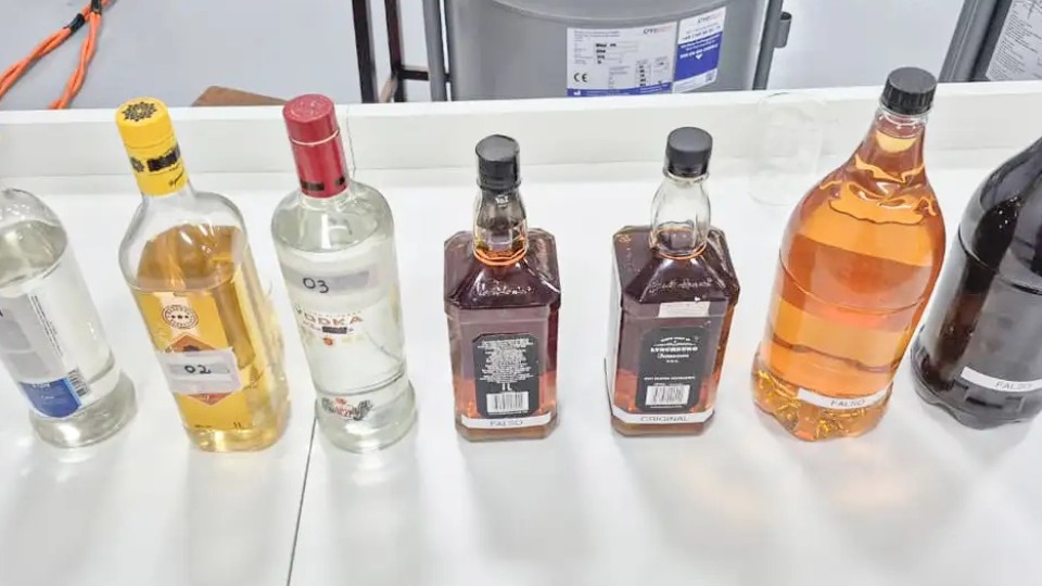 Polícia fecha fábrica que adulterava bebidas policia-fecha-fabrica-que-adulterava-bebidas