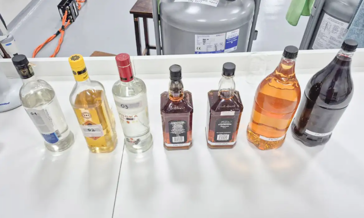 Polícia Civil fecha fábrica que adulterava bebidas em São Bernardo do Campo policia-civil-fecha-fabrica-que-adulterava-bebidas-em-sao-bernardo-do-campo
