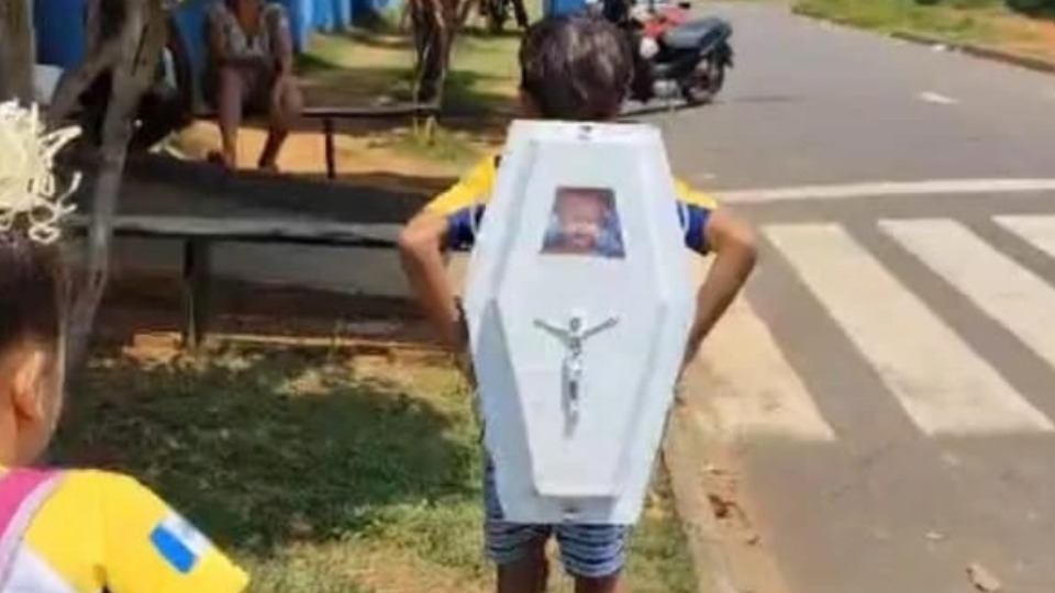 VÍDEO: Menino de 8 anos leva 'mochila maluca' em formato de caixão para escola em Rondônia video:-menino-de-8-anos-leva-'mochila-maluca'-em-formato-de-caixao-para-escola-em-rondonia