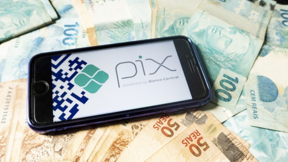 Mulher recebe pix de R$ 2,4 milhões por engano e gasta tudo em um dia mulher-recebe-pix-de-r$-2,4-milhoes-por-engano-e-gasta-tudo-em-um-dia