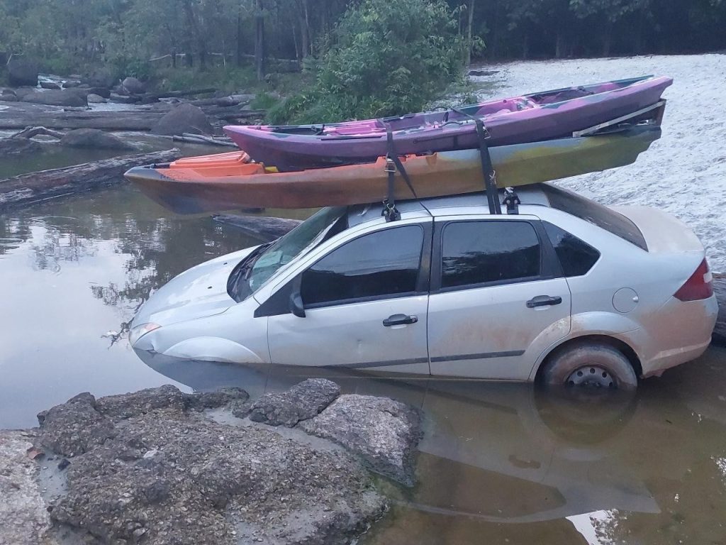 carro-perde-freio,-desce-ladeira-sozinho-e-mata-idosa-em-balneario-de-ro