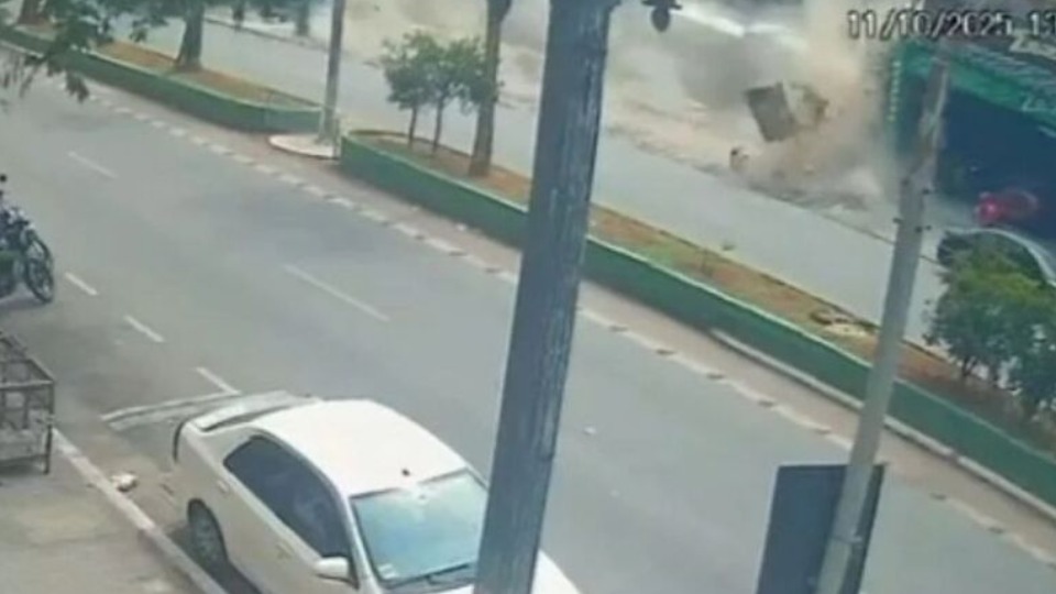 VÍDEO: marquise desaba e atinge dois trabalhadores video:-marquise-desaba-e-atinge-dois-trabalhadores