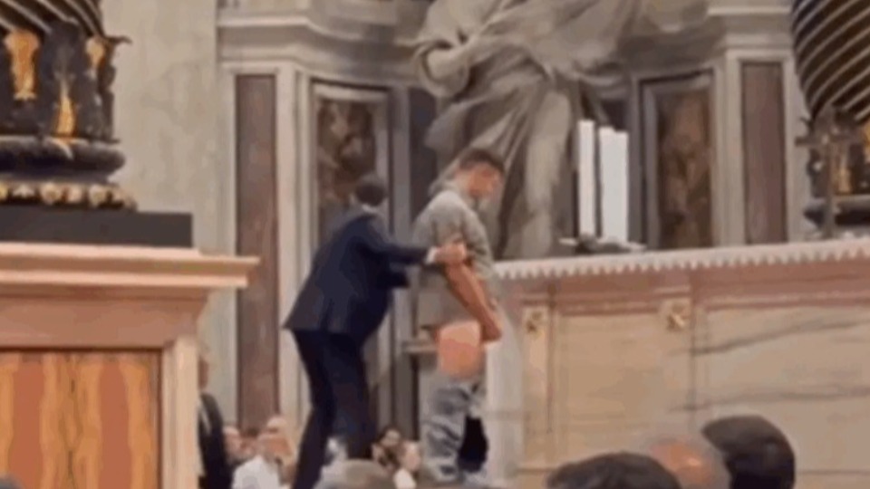 VÍDEO: homem urina em altar de Basílica de São Pedro no Vaticano video:-homem-urina-em-altar-de-basilica-de-sao-pedro-no-vaticano