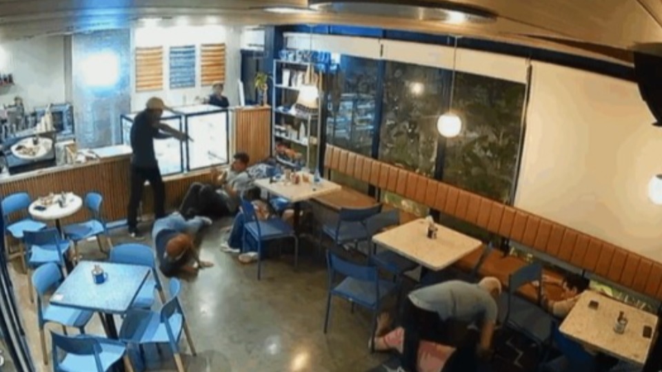 VÍDEO: Terror em cafeteria, clientes ficam na mira de dupla armada durante assalto video:-terror-em-cafeteria,-clientes-ficam-na-mira-de-dupla-armada-durante-assalto