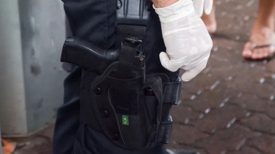 Criança de 11 anos pega arma do pai e atira no rosto de outra de nove crianca-de-11-anos-pega-arma-do-pai-e-atira-no-rosto-de-outra-de-nove