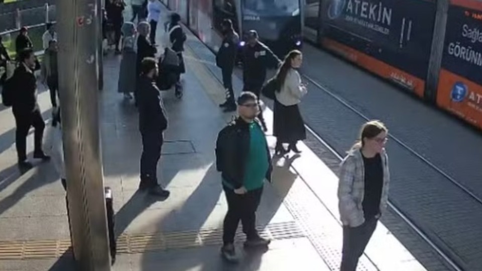 VÍDEO: com fones de ouvidos, mulher não percebe trem e é salva video:-com-fones-de-ouvidos,-mulher-nao-percebe-trem-e-e-salva