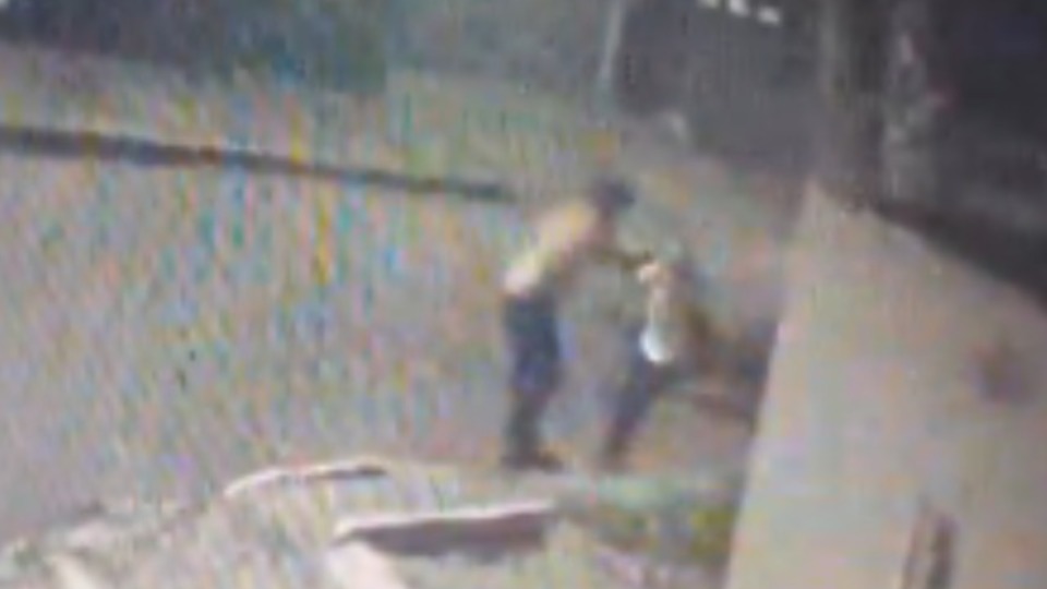 VÍDEO: adolescente com uniforme escolar é atacada por homem video:-adolescente-com-uniforme-escolar-e-atacada-por-homem