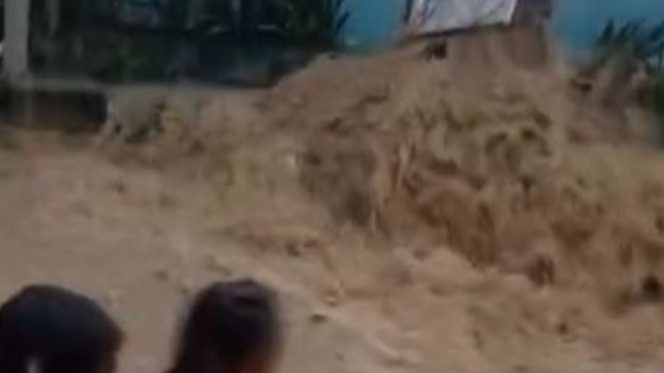 VÍDEO: forte chuva invade casa e deixa moradores apavorados video:-forte-chuva-invade-casa-e-deixa-moradores-apavorados