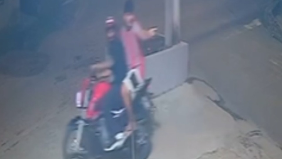 VÍDEO: dupla armada em moto assalta posto de combustível video:-dupla-armada-em-moto-assalta-posto-de-combustivel