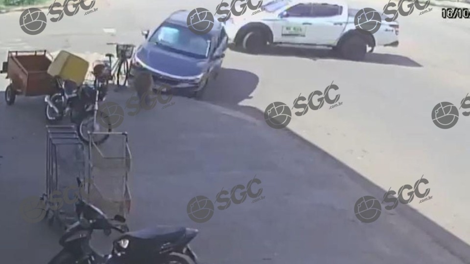 VÍDEO: Motorista de carro oficial foge após provocar acidente e deixar mulher ferida video:-motorista-de-carro-oficial-foge-apos-provocar-acidente-e-deixar-mulher-ferida